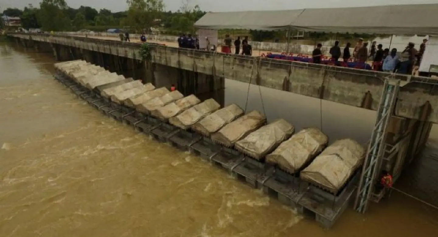 Discharges threaten lives downstream Discharges threaten lives downstream