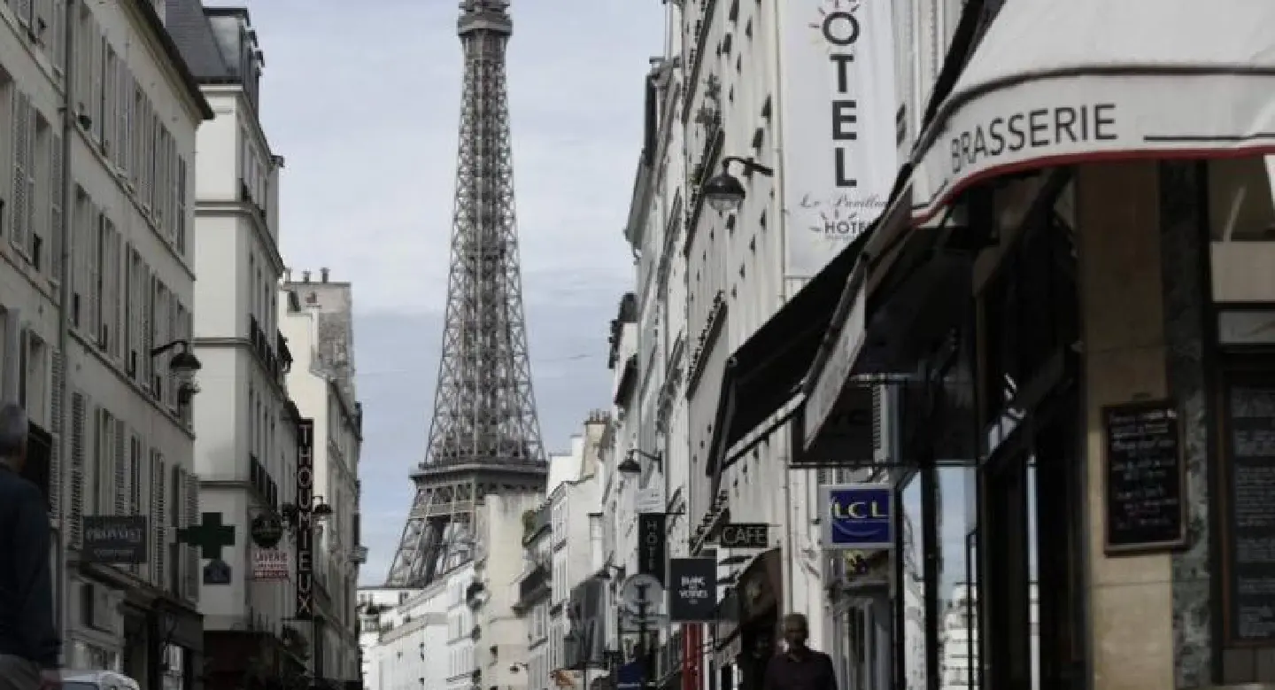 Man carrying knife arrested at Eiffel Tower Man carrying knife arrested at Eiffel Tower