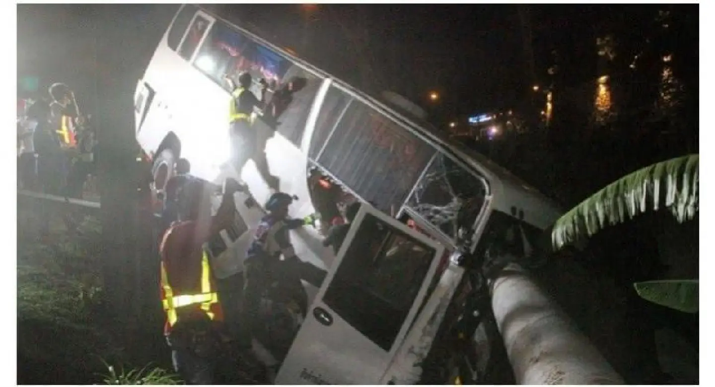Five Thais, 20 foreign tourists injured after bus loses control in Phuket Five Thais, 20 foreign tourists injured after bus loses control in Phuket