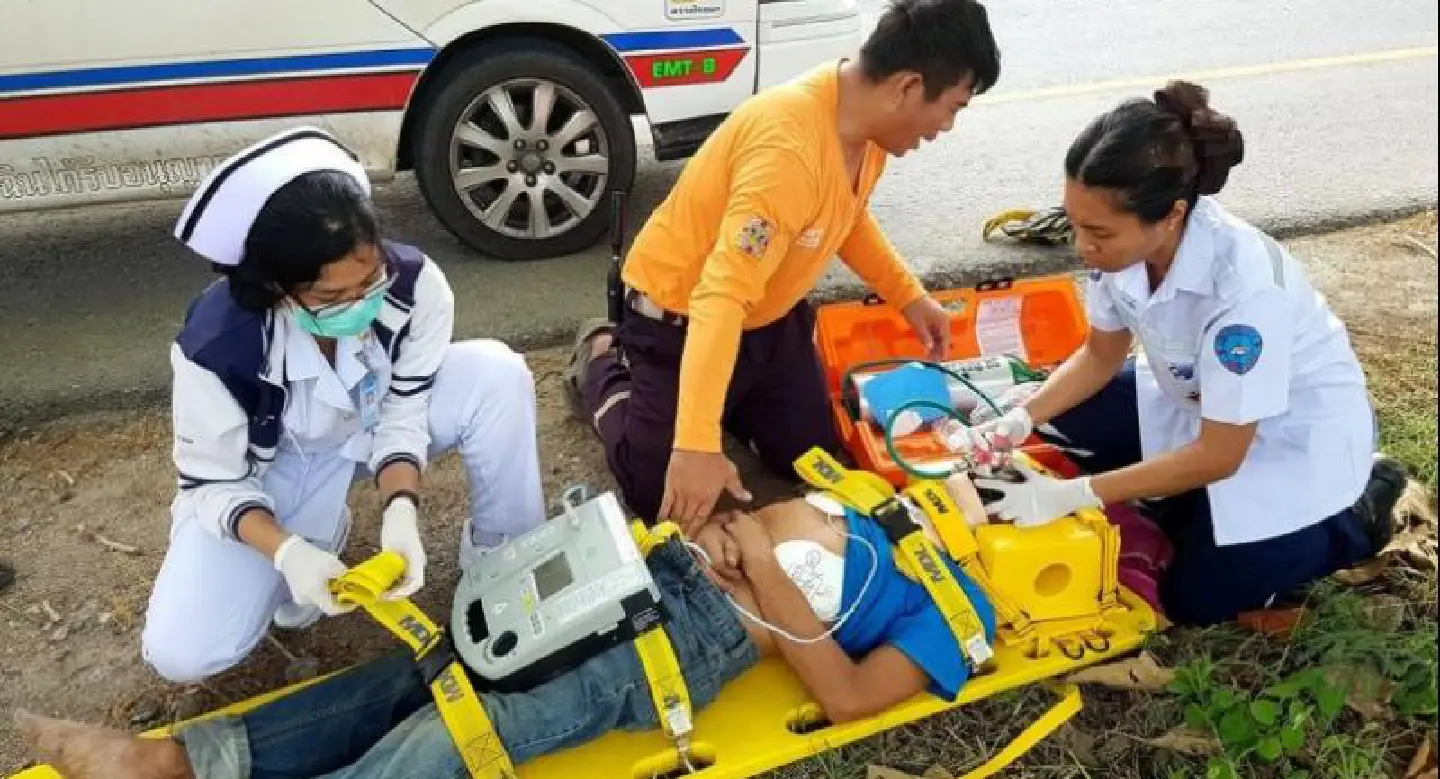 Man hanging from tree vine saved in Chon Buri Man hanging from tree vine saved in Chon Buri