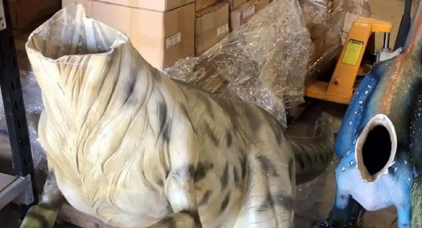 Dinosaurs beheaded at Australian museum Dinosaurs beheaded at Australian museum