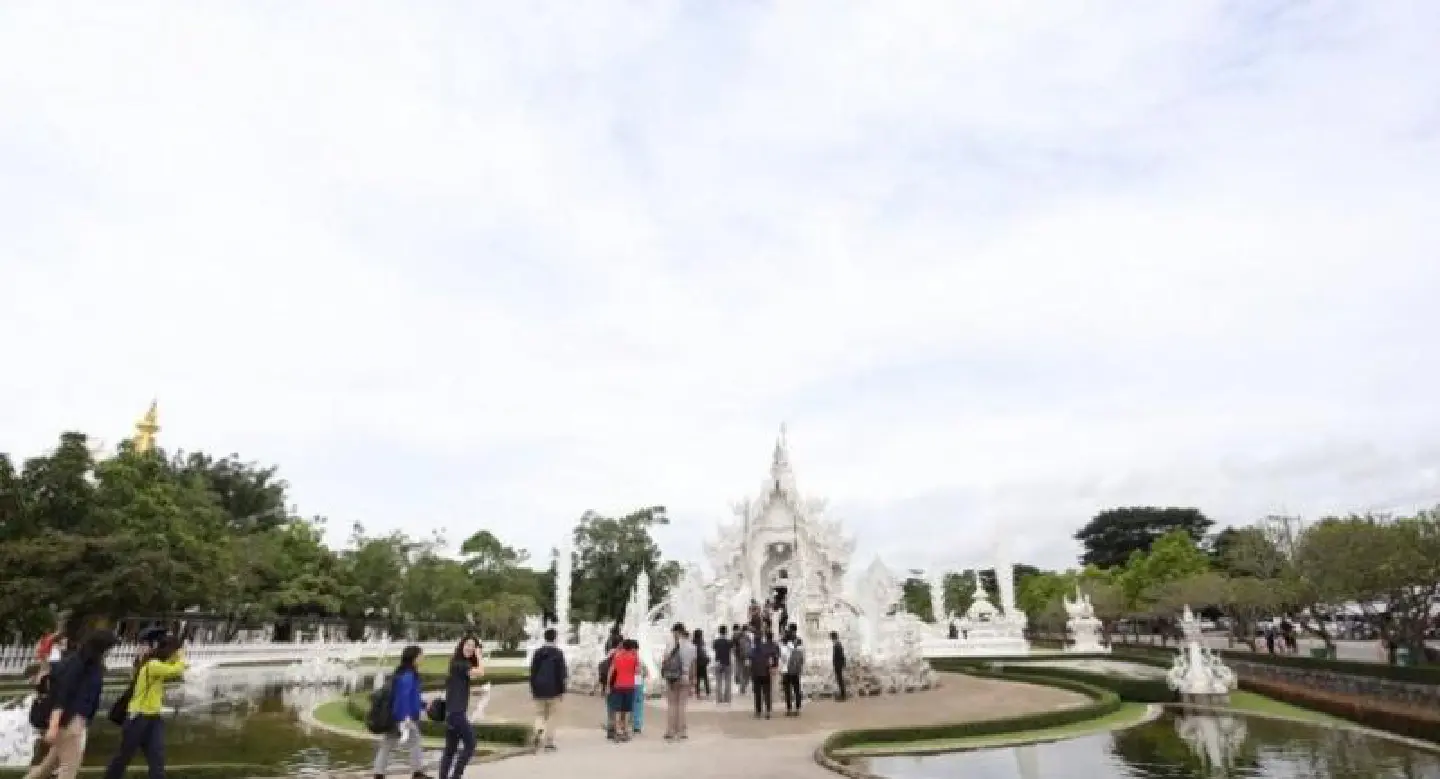 At last, unobstructed views of famous Wat Rong Kun At last, unobstructed views of famous Wat Rong Kun