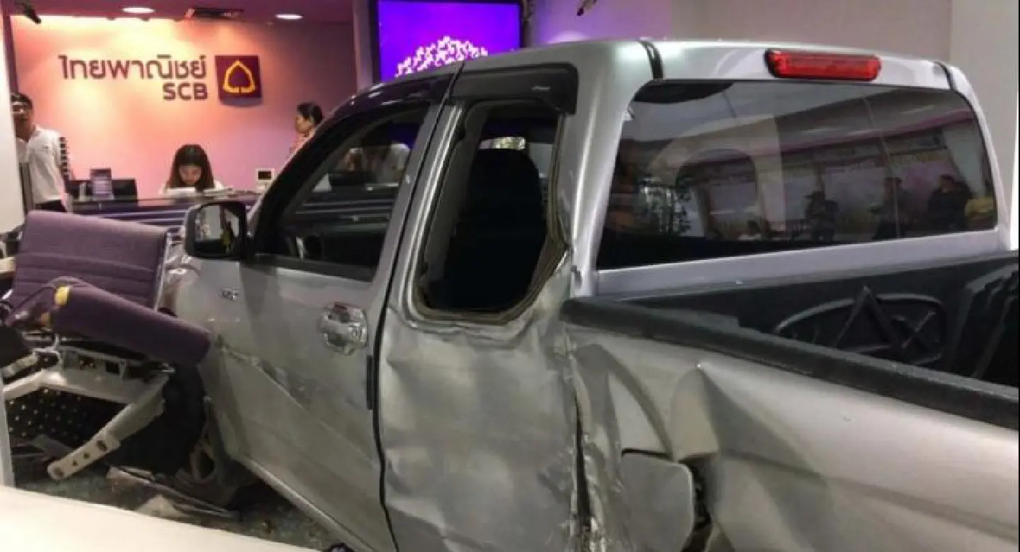 Pickup slams into SCB branch in Samut Songkhram Pickup slams into SCB branch in Samut Songkhram