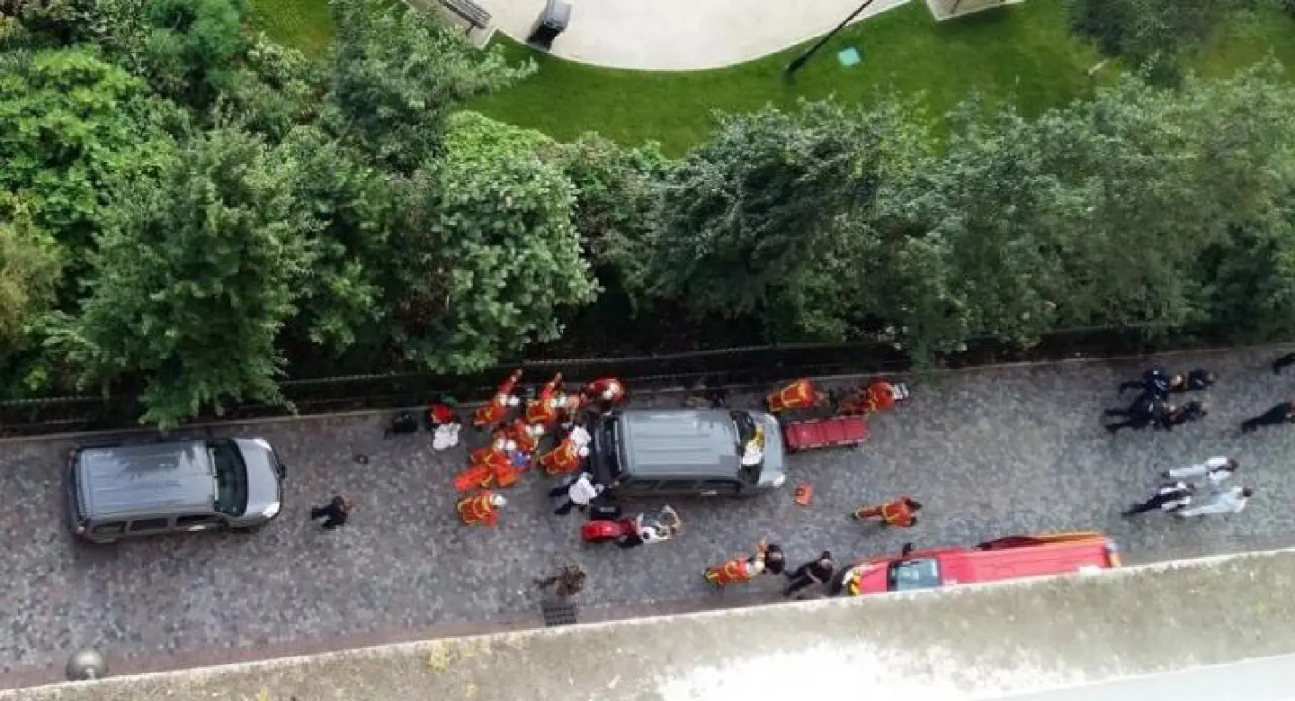 Manhunt after Paris car ramming of anti-terror soldiers Manhunt after Paris car ramming of anti-terror soldiers
