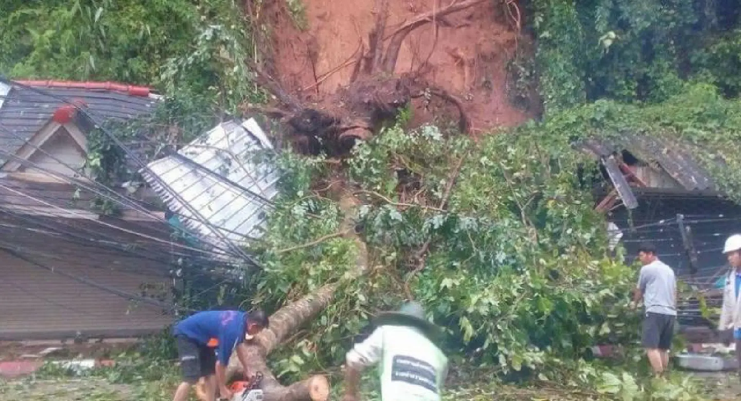 Overnight Chiang Rai landslide buries souvenir shops Overnight Chiang Rai landslide buries souvenir shops
