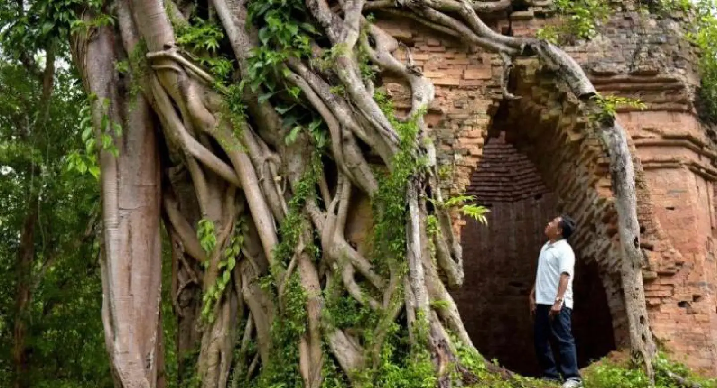 Bombed and looted ancient Cambodian city poised for rebirth Bombed and looted ancient Cambodian city poised for rebirth