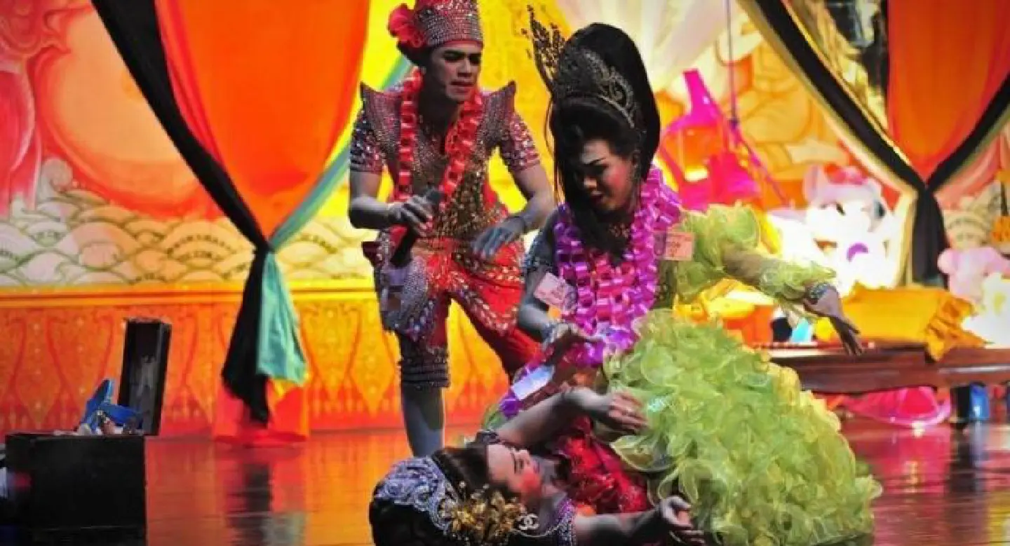 Lady boy likay takes a bow Lady boy likay takes a bow