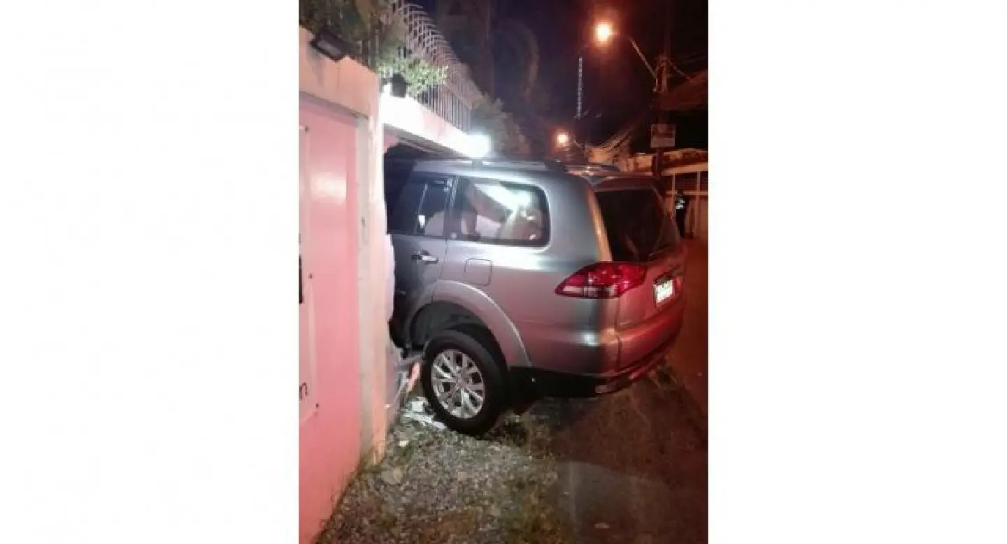 Three injured as Japanese drunk driver crashes car into wall Three injured as Japanese drunk driver crashes car into wall