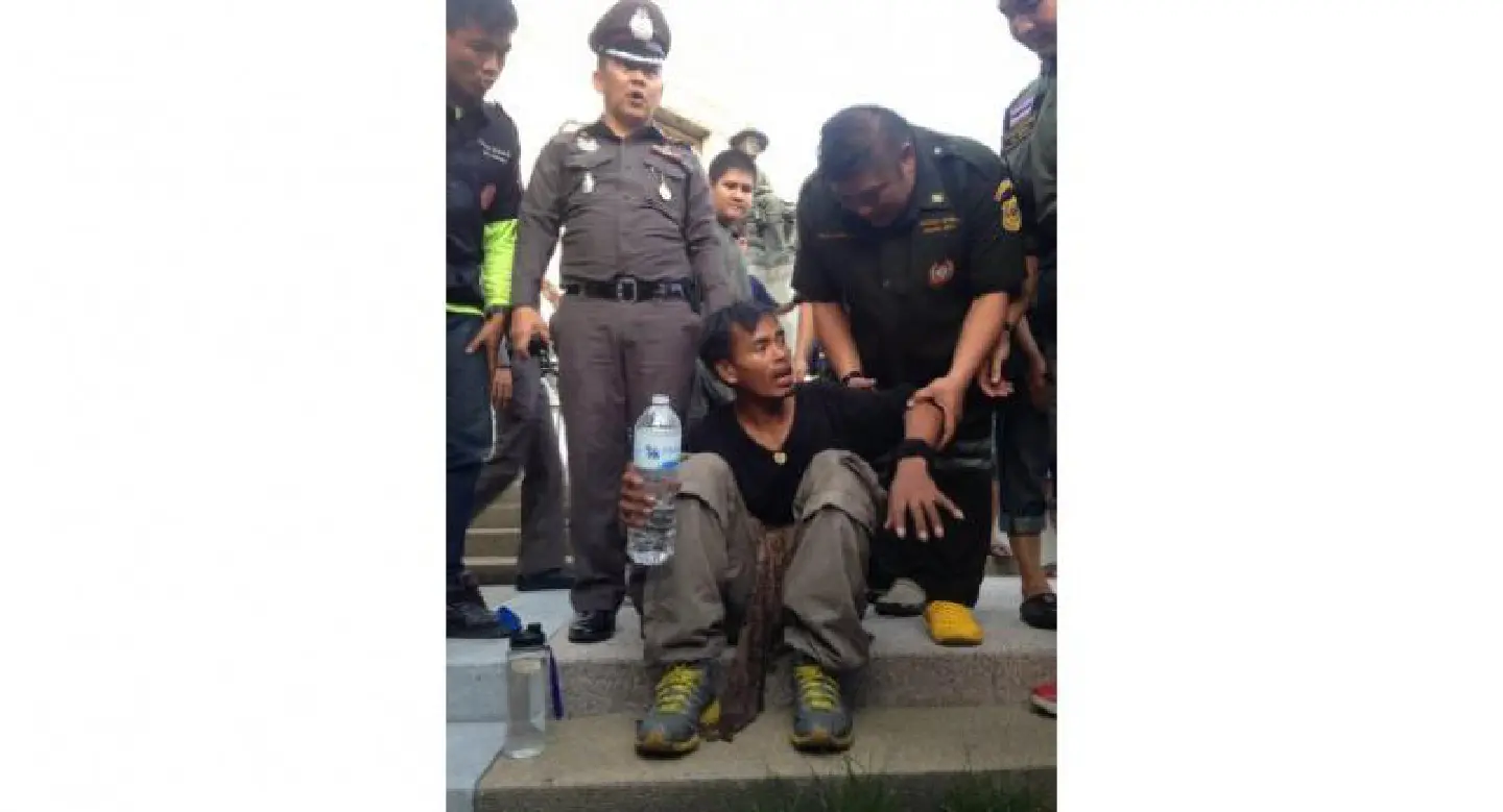Drunk man ‘rescued’ from ‘lap’ of King Rama I statue Drunk man ‘rescued’ from ‘lap’ of King Rama I statue