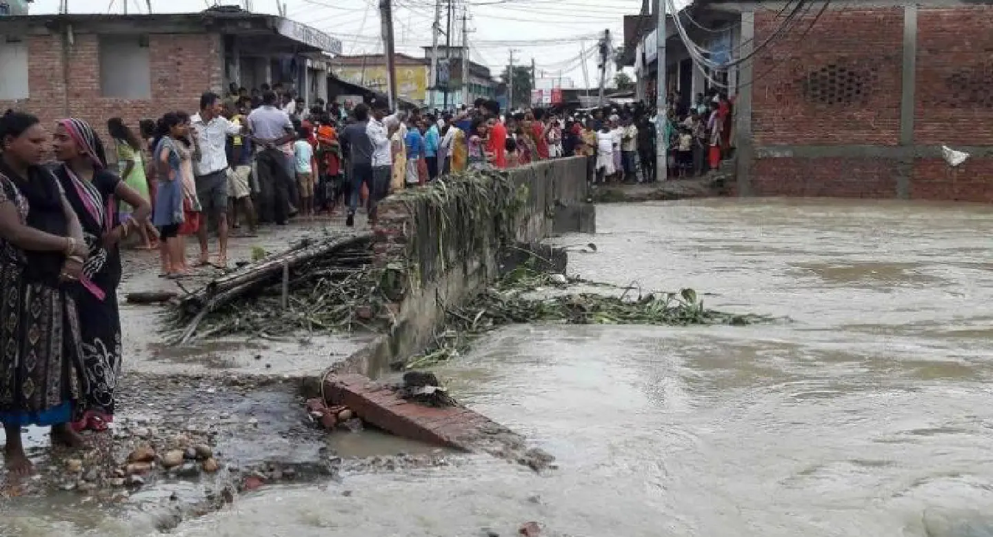 Thousands uprooted as floods kill 143 in India, Nepal Thousands uprooted as floods kill 143 in India, Nepal
