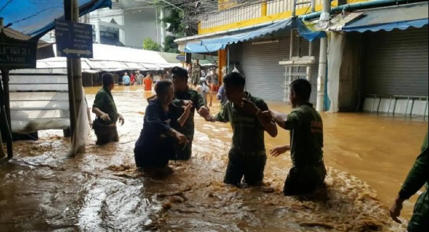 Northern border market under 30cm of floodwater Northern border market under 30cm of floodwater