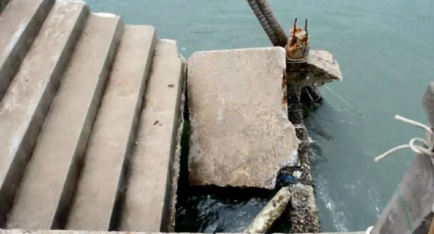 Students thrown into water after concrete slab collapses in Tha Mai Students thrown into water after concrete slab collapses in Tha Mai