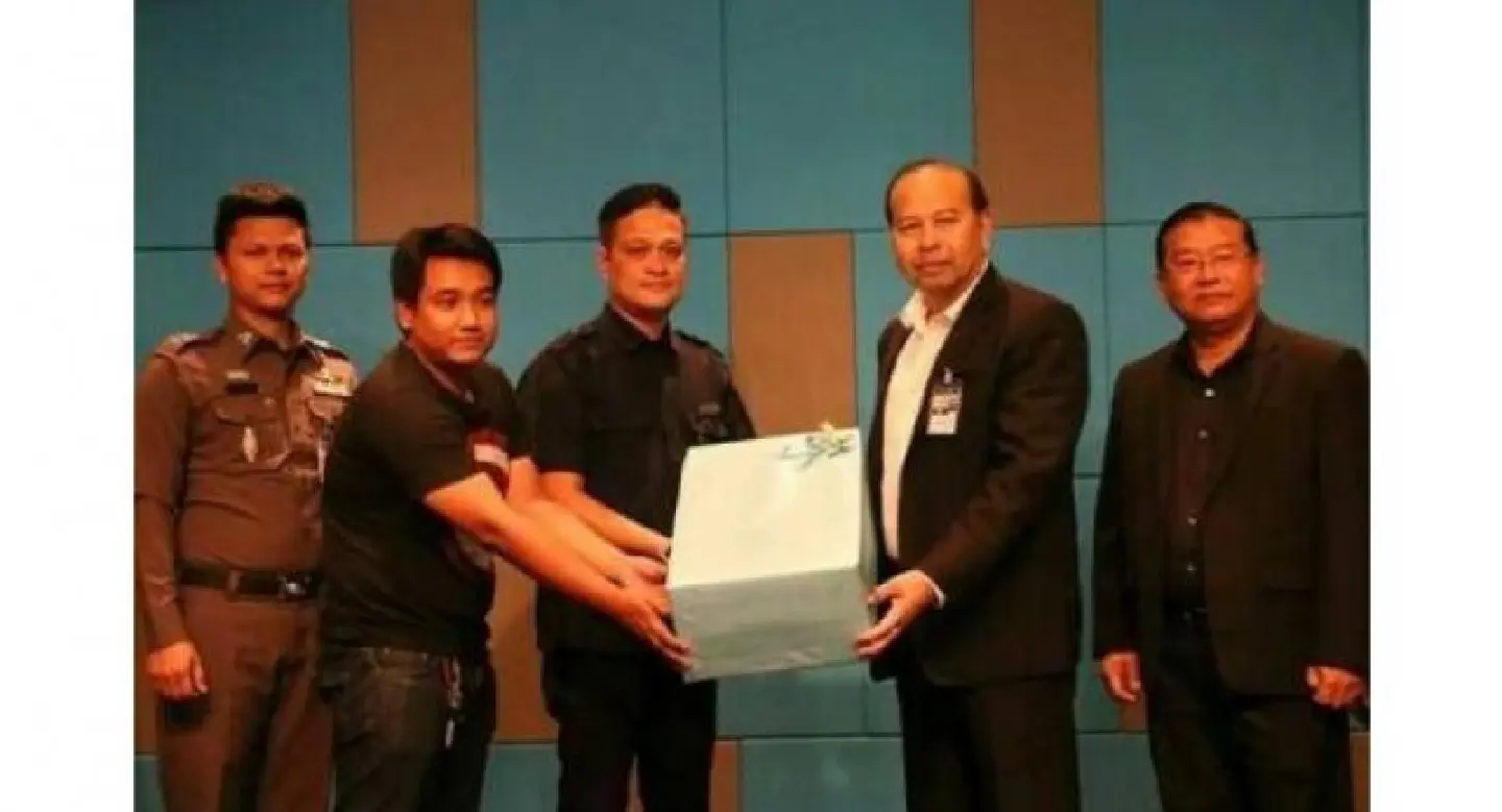 Phuket airport honours honest tourist van driver Phuket airport honours honest tourist van driver