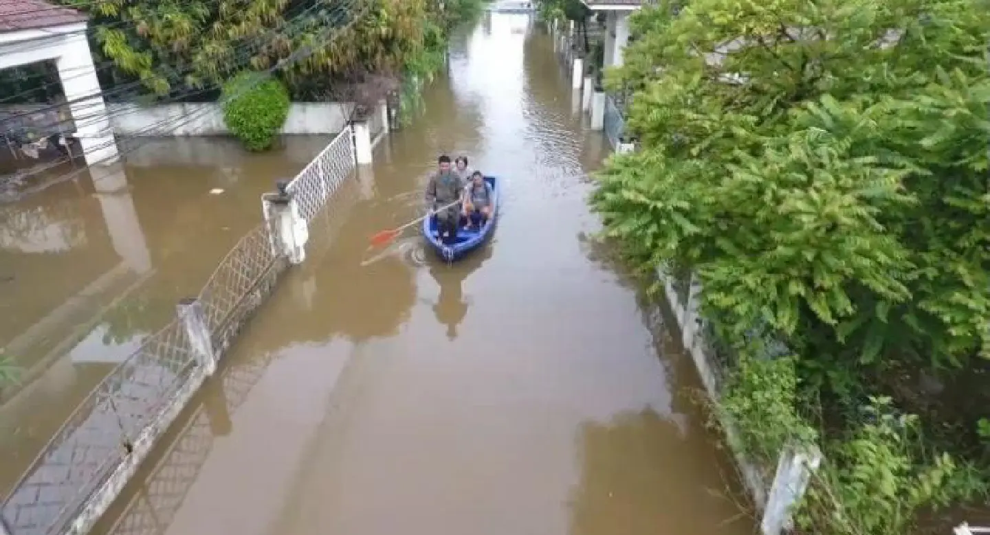 Floods claim 34 lives and disrupt 44 provinces Floods claim 34 lives and disrupt 44 provinces