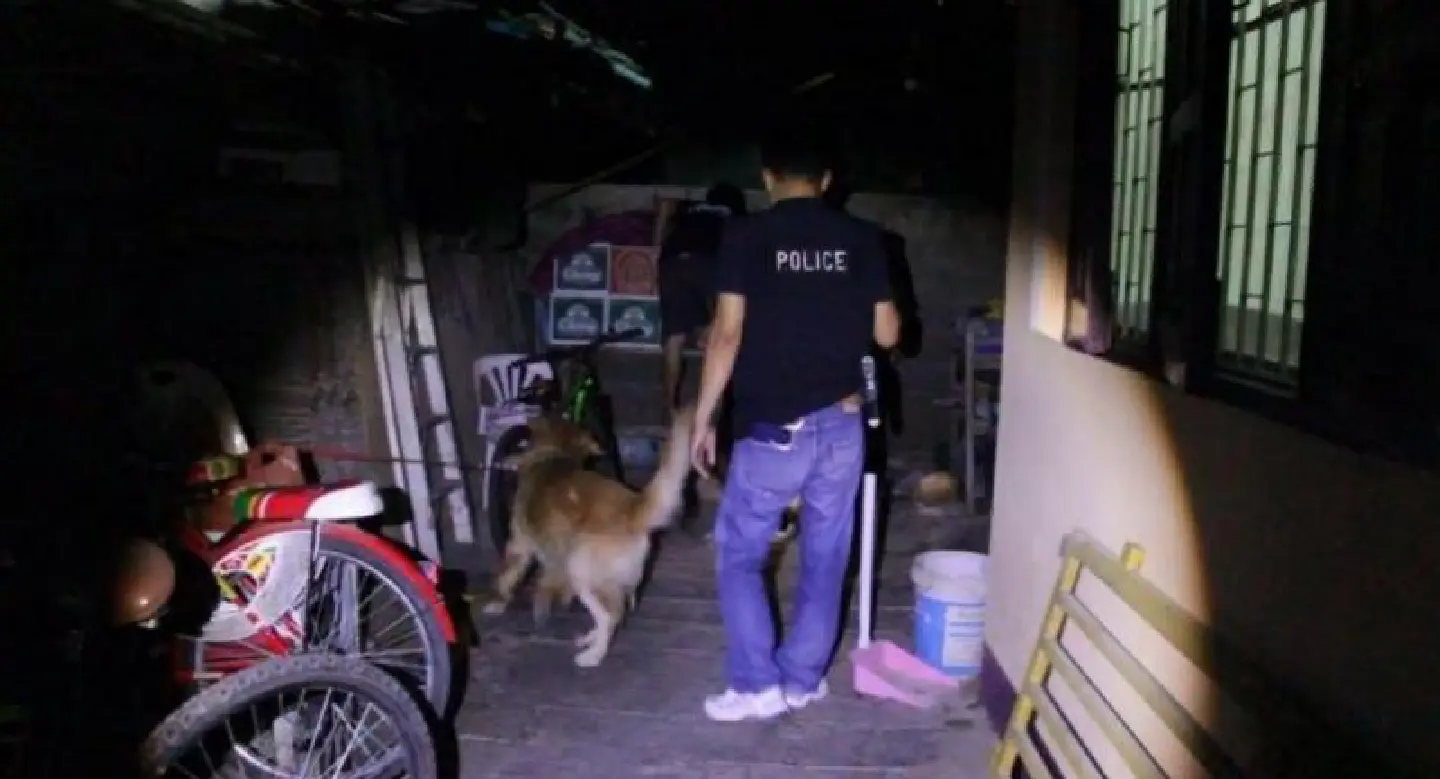 Drugs suspects escape down dark Chiang Rai alley Drugs suspects escape down dark Chiang Rai alley
