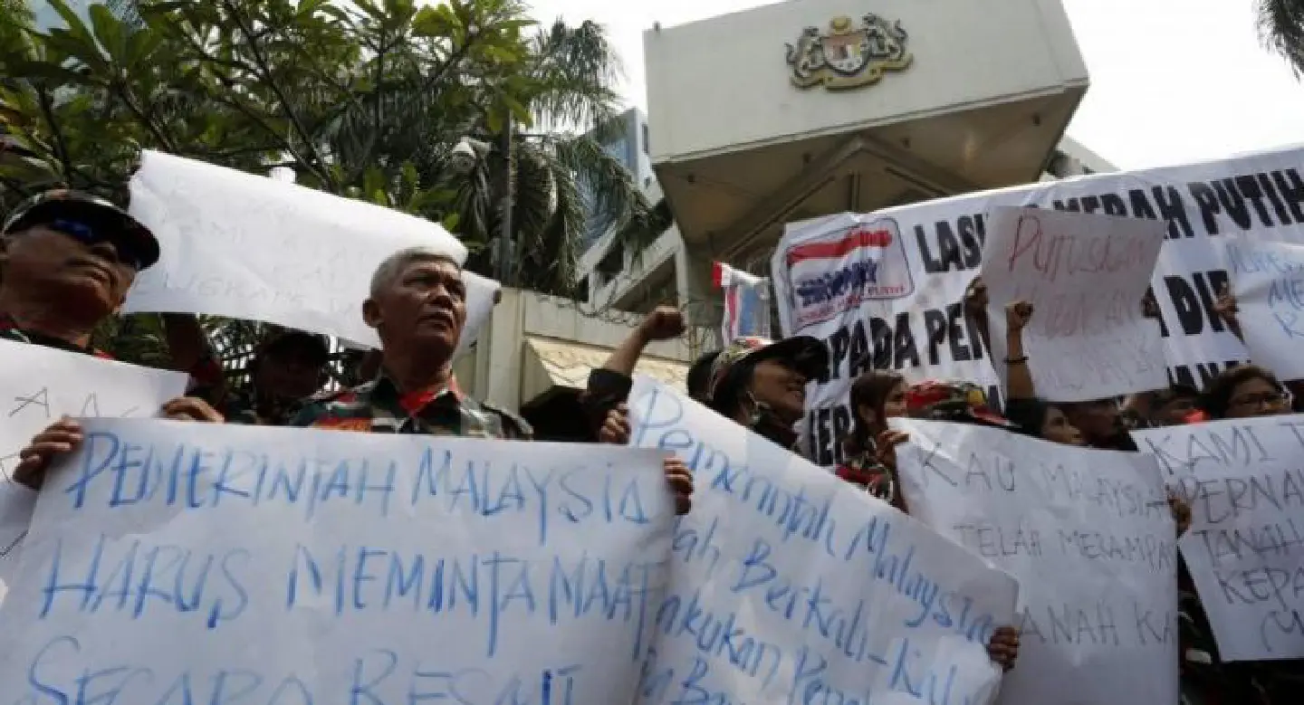 Indonesian activists protest against Malaysia over Indonesian flag misprint Indonesian activists protest against Malaysia over Indonesian flag misprint