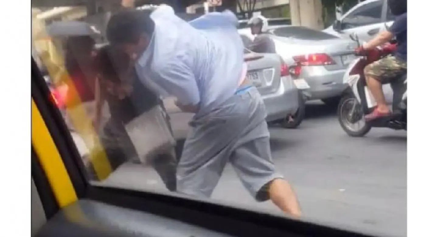 Taxi drivers’ Bangkok street brawl clip goes viral Taxi drivers’ Bangkok street brawl clip goes viral