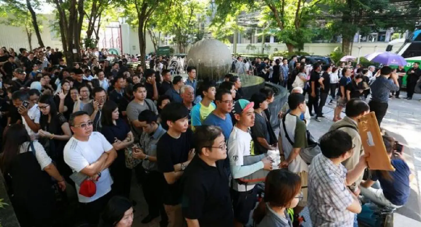 Long queues form to reserve King Rama IX coins Long queues form to reserve King Rama IX coins