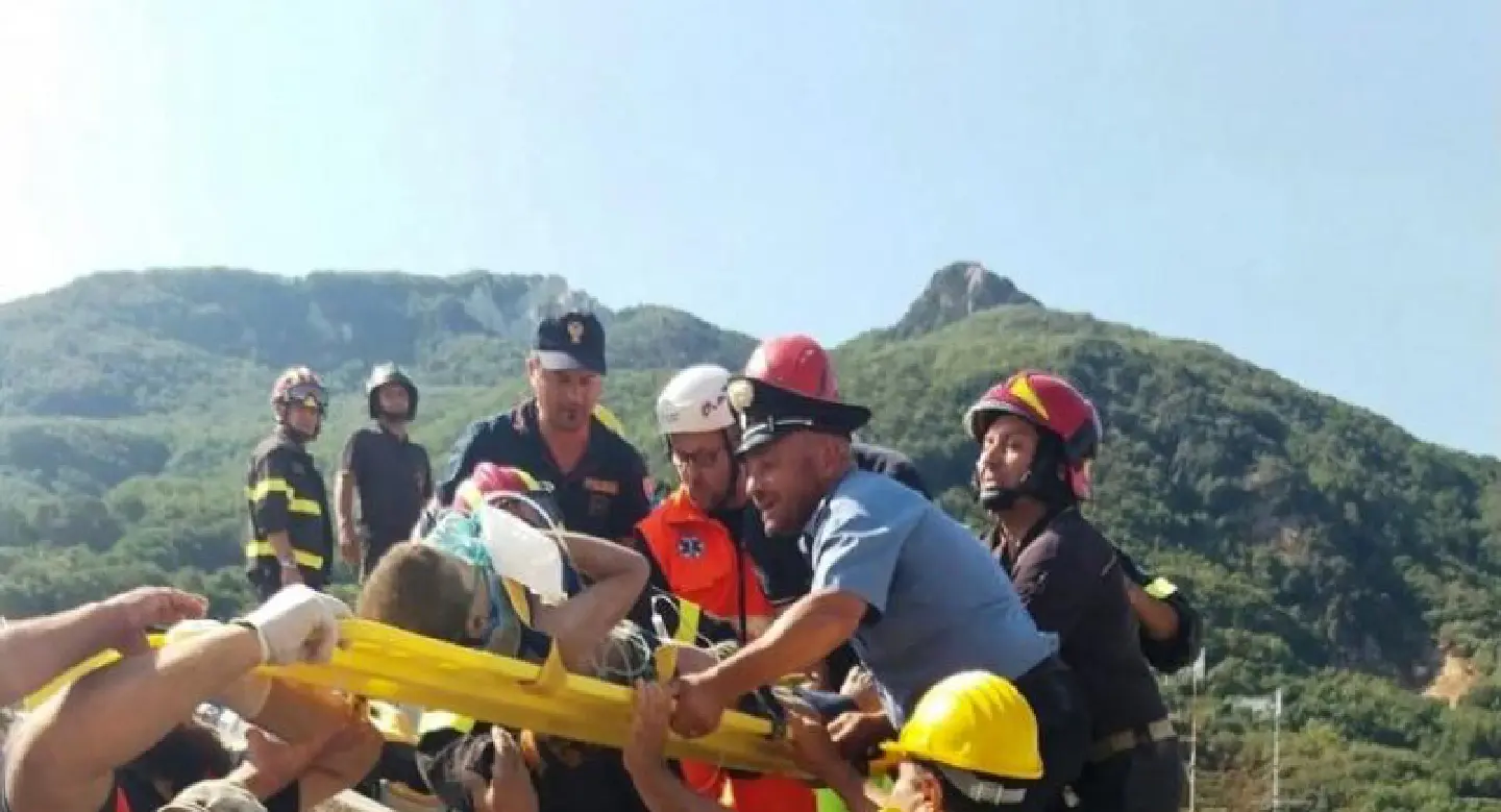 Rescuers rush to free last child after quake hits Italian island Rescuers rush to free last child after quake hits Italian island