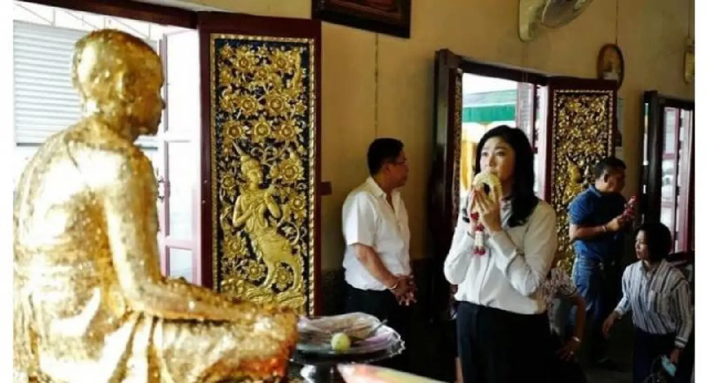 Yingluck prays to Somdej Toh ahead of verdict Yingluck prays to Somdej Toh ahead of verdict