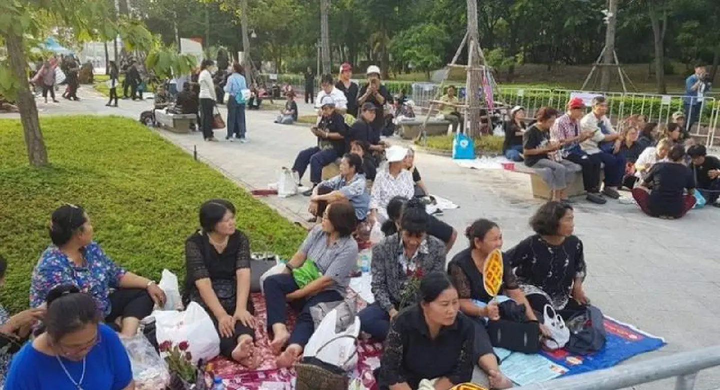 Hundreds of Yingluck supporters head to Supreme Court Hundreds of Yingluck supporters head to Supreme Court