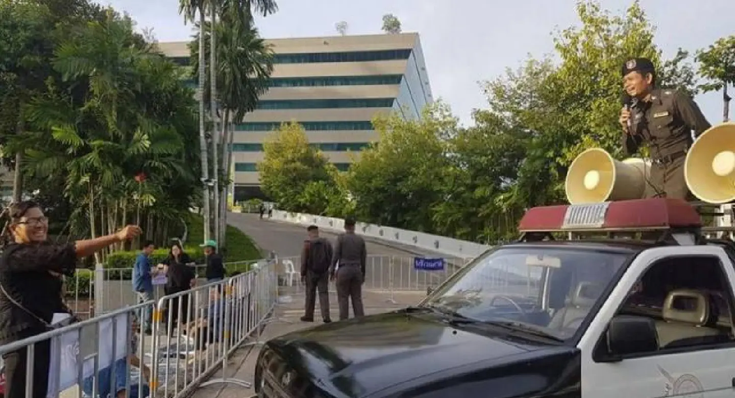 Yingluck not in sight as the appointment time passes Yingluck not in sight as the appointment time passes