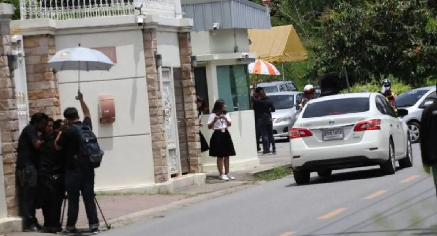 Journalists park themselves outside Yingluck’s house Journalists park themselves outside Yingluck’s house