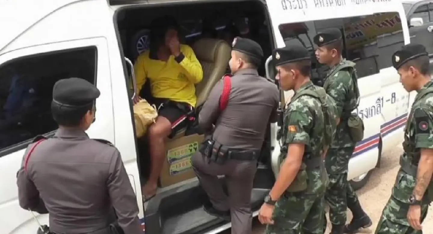 Sa Kaeo immigration officers step up vehicle checks in search for Yingluck Sa Kaeo immigration officers step up vehicle checks in search for Yingluck