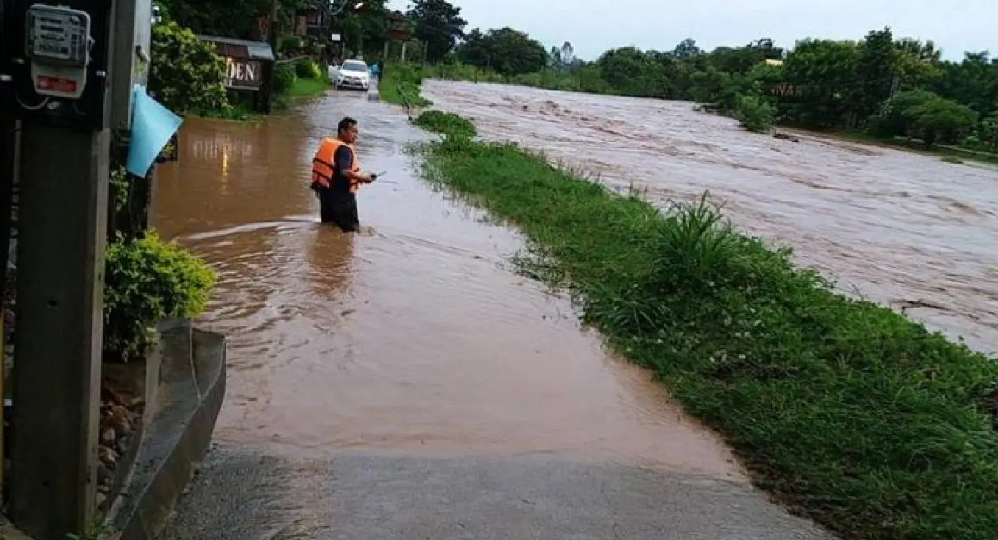 Pai River overflows banks in tourist destination