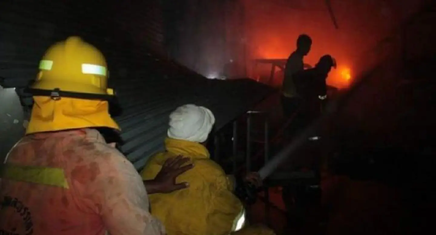 Neighbour alerts police of warehouse fire in Samut Prakan Neighbour alerts police of warehouse fire in Samut Prakan