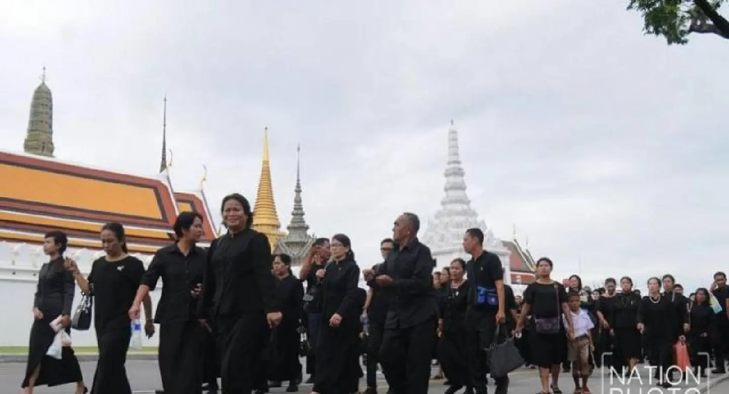 Scores of people pay their respects before royal urn Scores of people pay their respects before royal urn