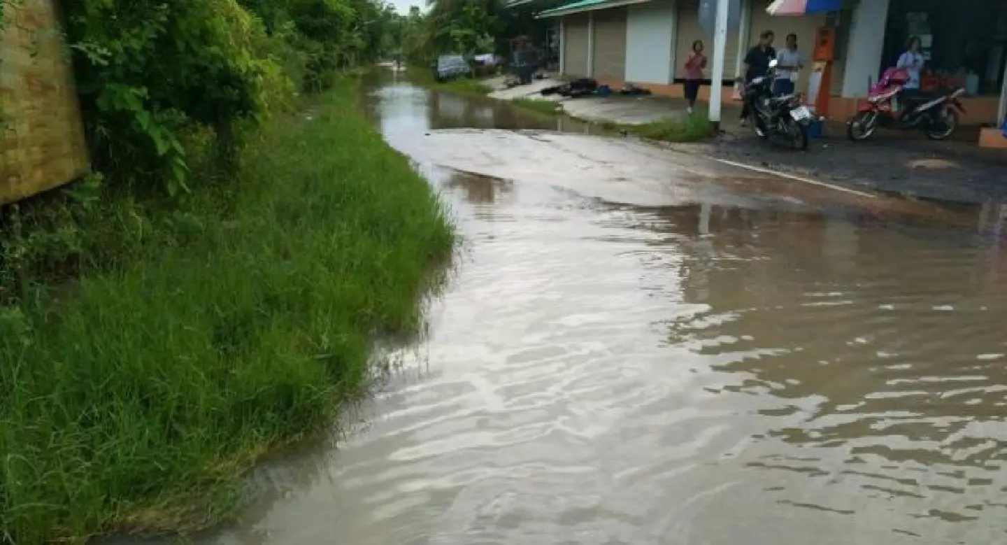 Si Sa Ket reservoirs overflow, flooding villages Si Sa Ket reservoirs overflow, flooding villages