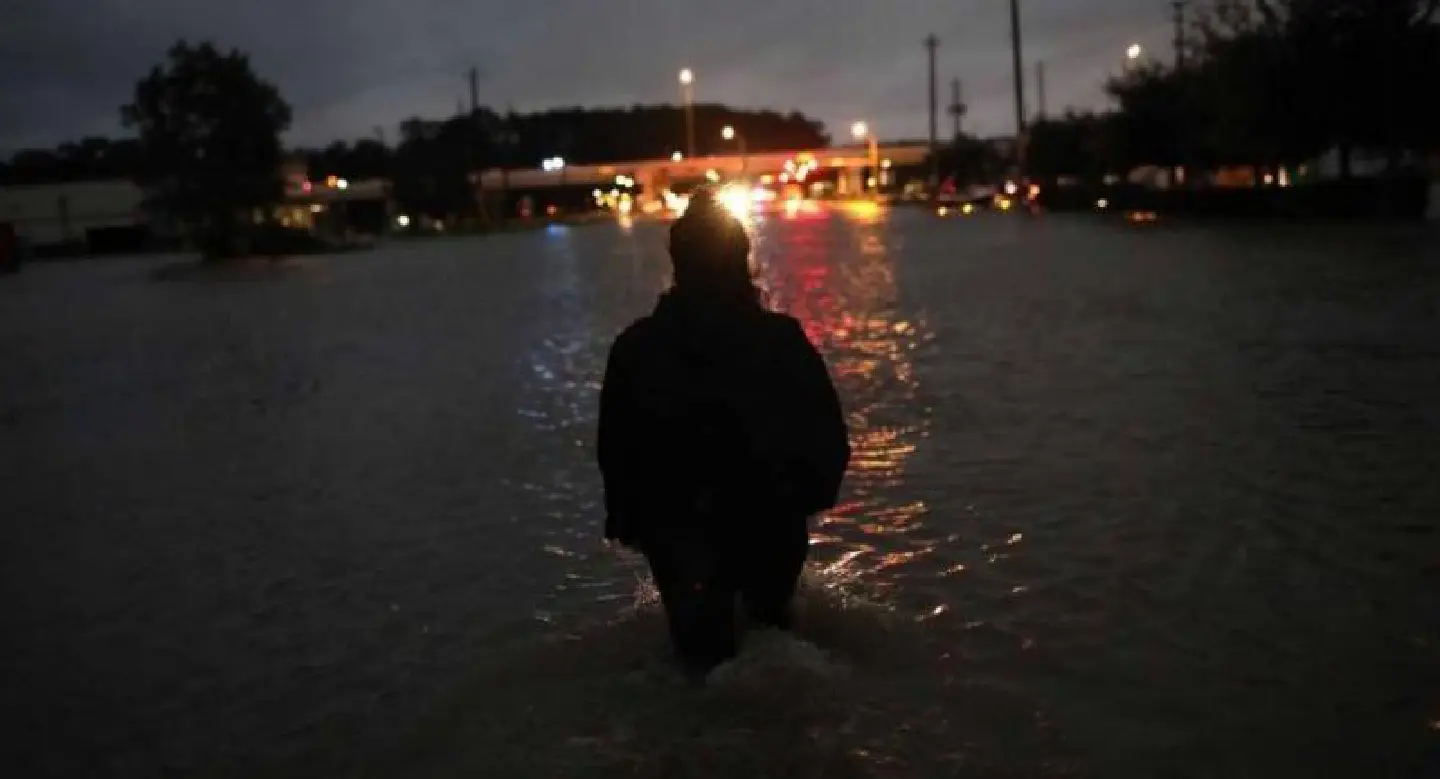 Houston mayor announces nighttime curfew after floods Houston mayor announces nighttime curfew after floods