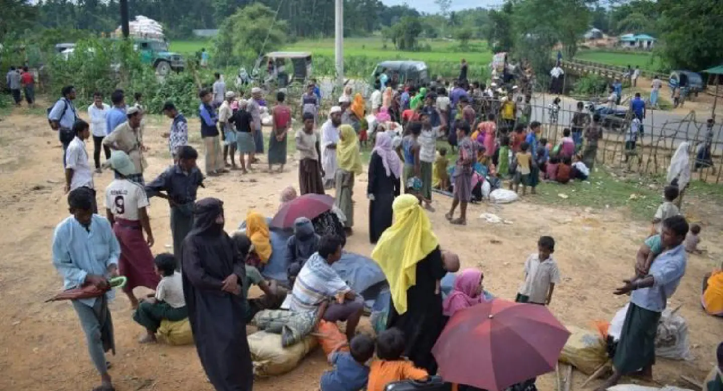Thousands of Rohingya stranded on Bangladesh border as Myanmar fighting rages Thousands of Rohingya stranded on Bangladesh border as Myanmar fighting rages