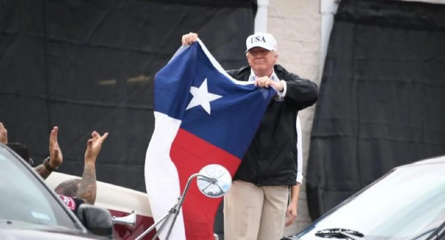 Trump praises Texans on trip to Harvey disaster zone Trump praises Texans on trip to Harvey disaster zone