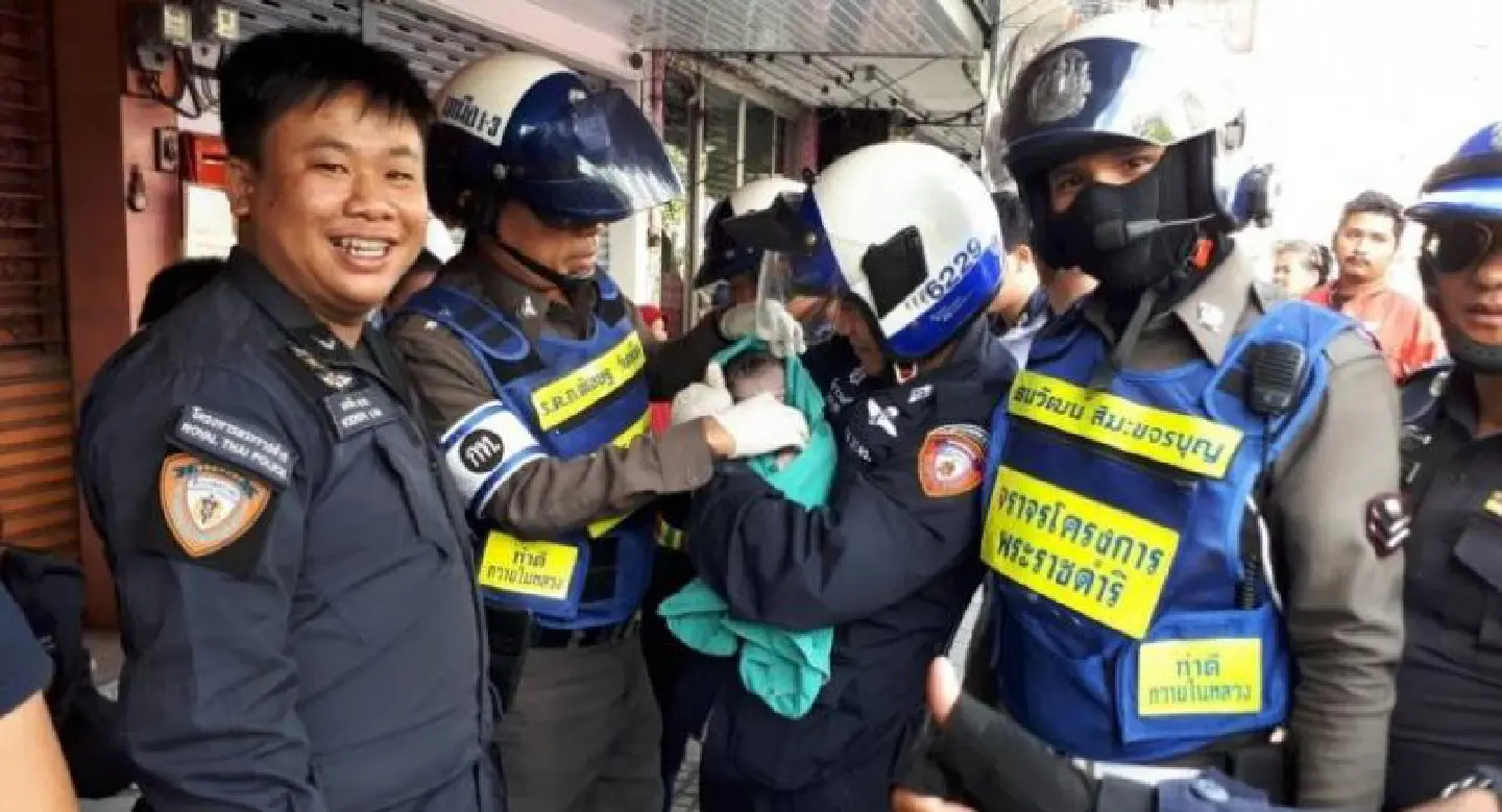 Traffic police help Myanmar woman deliver child on roadside Traffic police help Myanmar woman deliver child on roadside