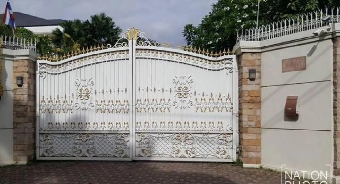 Police van at Yingluck’s house arouses speculation Police van at Yingluck’s house arouses speculation