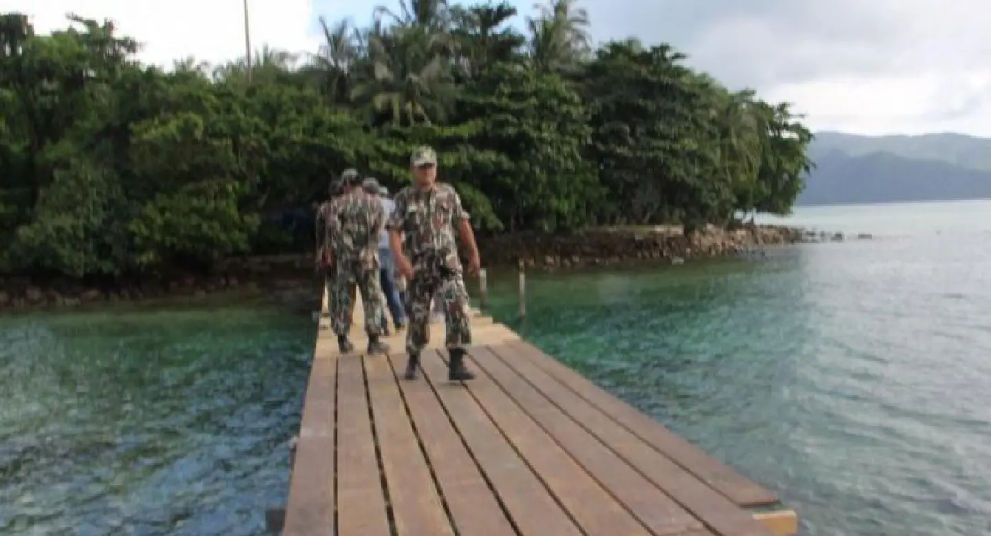 Officials raid pier project owned by Trat PAO chief Officials raid pier project owned by Trat PAO chief