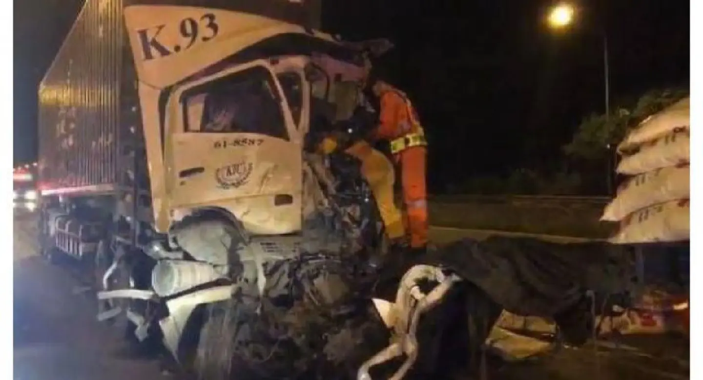 Driver’s wife dies in collision of two 18-wheelers Driver’s wife dies in collision of two 18-wheelers
