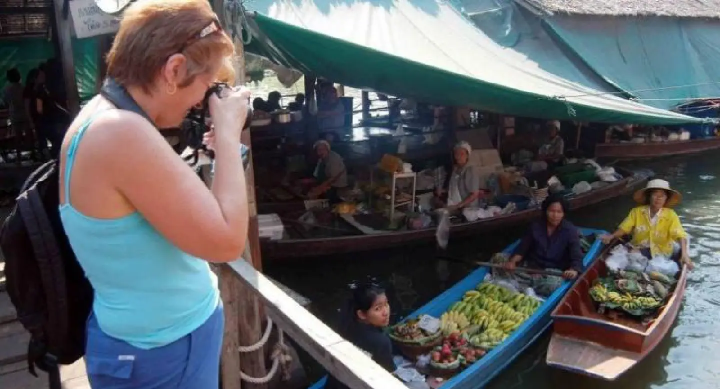 City Hall promotes 5 Talingchan floating markets to tourists City Hall promotes 5 Talingchan floating markets to tourists