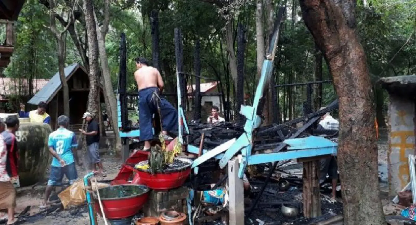 Fire destroys monk’s living quarters in Surin Fire destroys monk’s living quarters in Surin