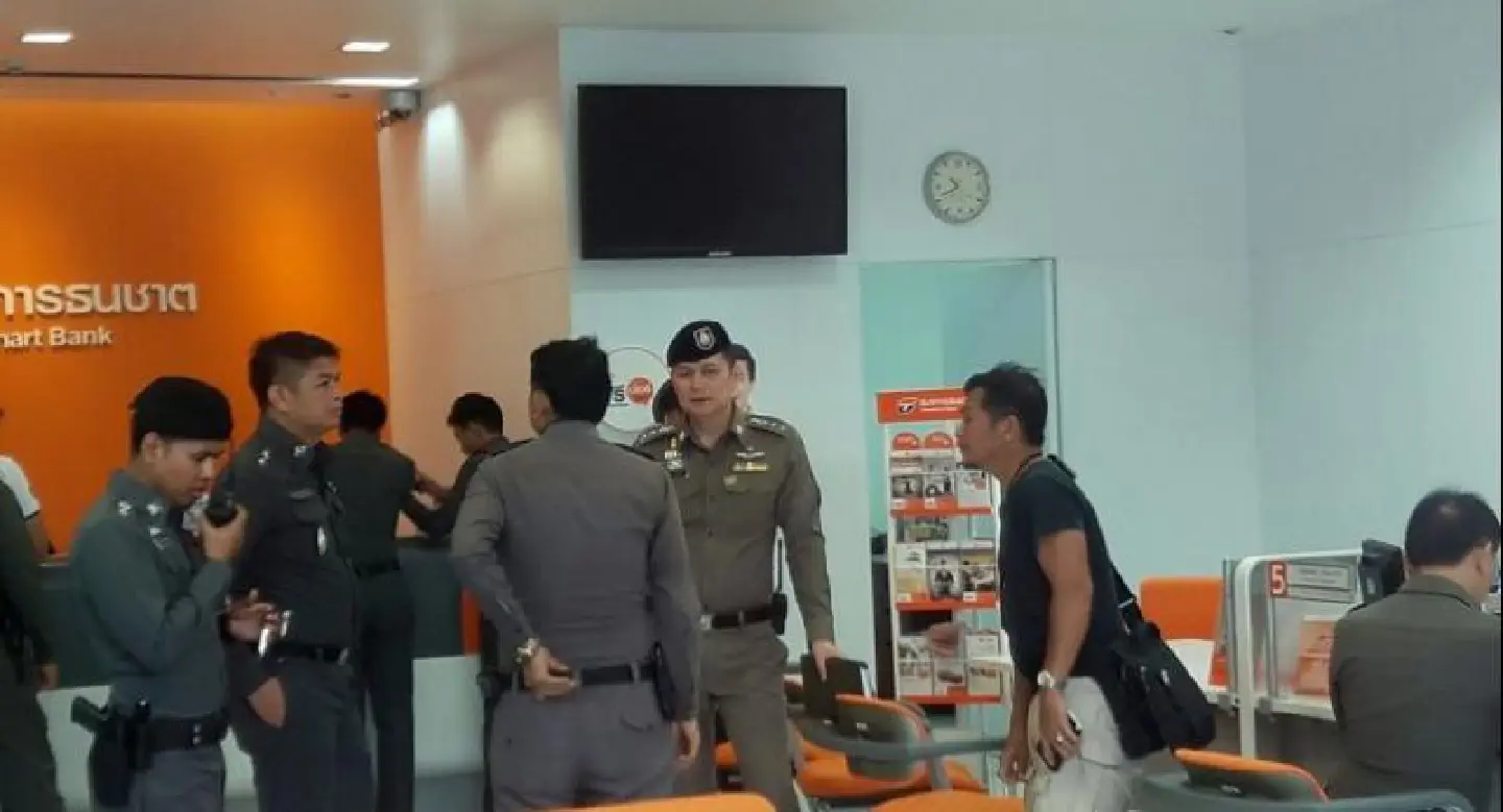 Gunman robs Bangkok bank, nets Bt200,000 Gunman robs Bangkok bank, nets Bt200,000