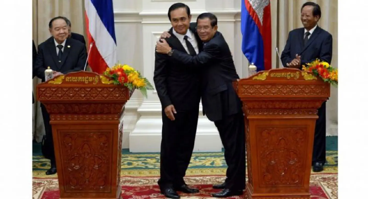 Cambodia's Hun Sen greets Prayut with a hug Cambodia's Hun Sen greets Prayut with a hug