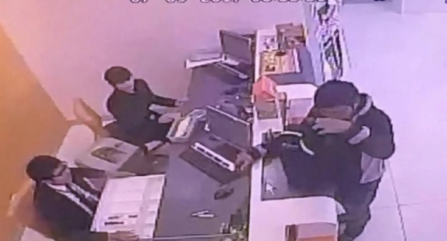 “I’m sorry, I have financial problems,” armed robber apologises to bank teller “I’m sorry, I have financial problems,” armed robber apologises to bank teller