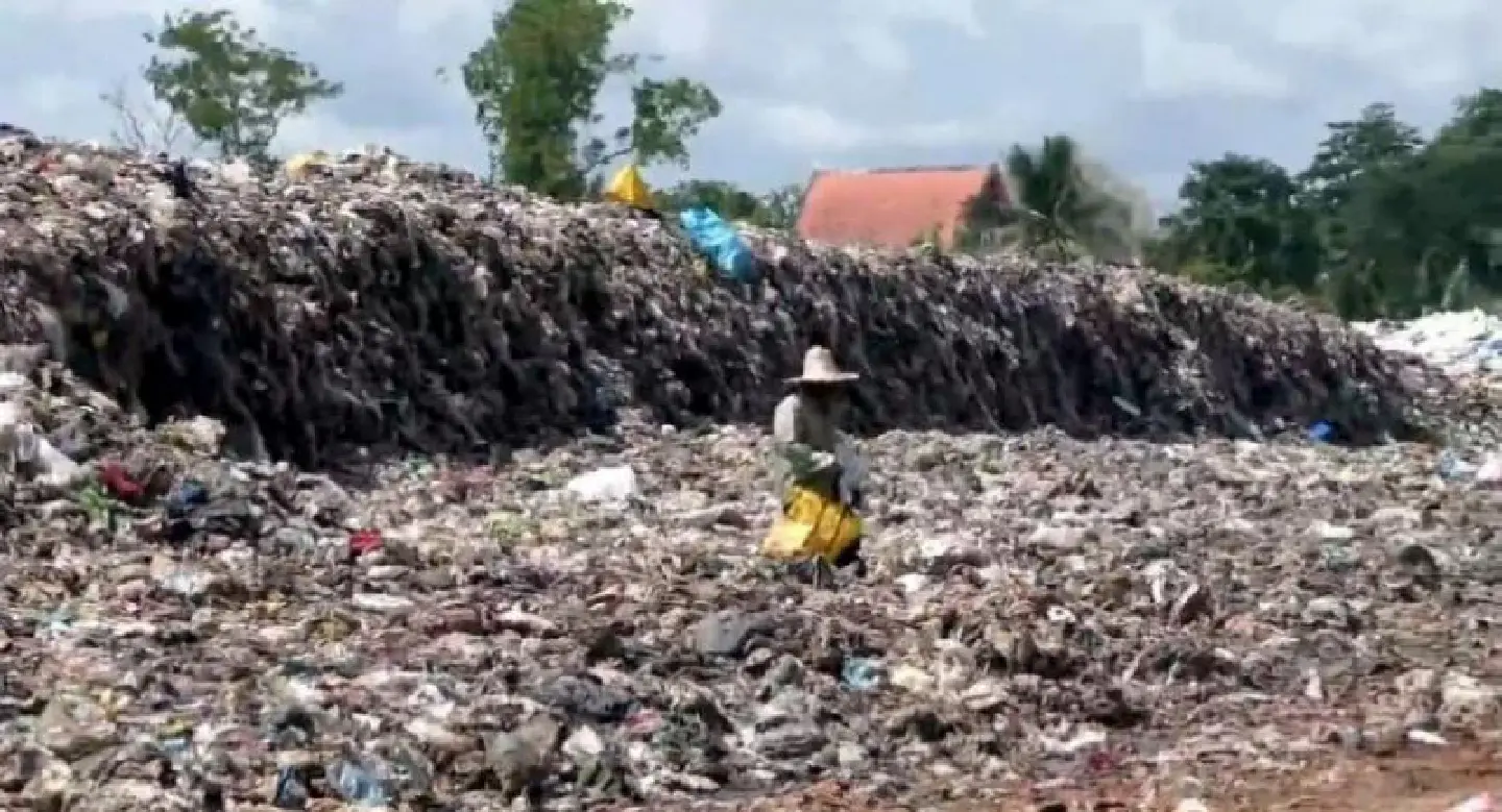 Unburied garbage causes stink in Trang