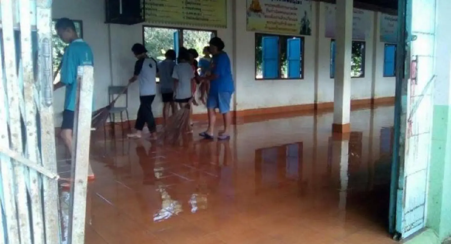Overflowing canal inundates Phitsanulok school Overflowing canal inundates Phitsanulok school