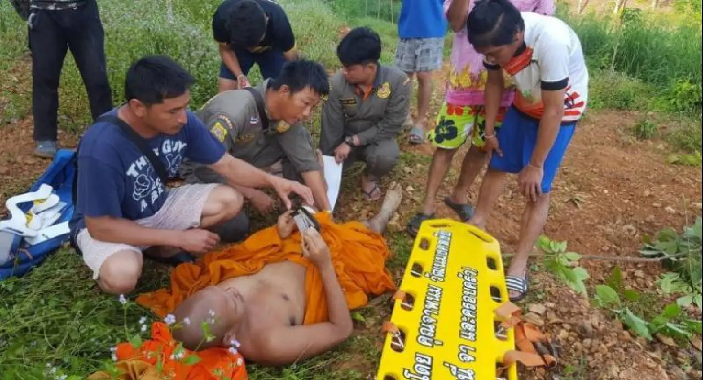Elephant attacks Rayong monk collecting alms Elephant attacks Rayong monk collecting alms