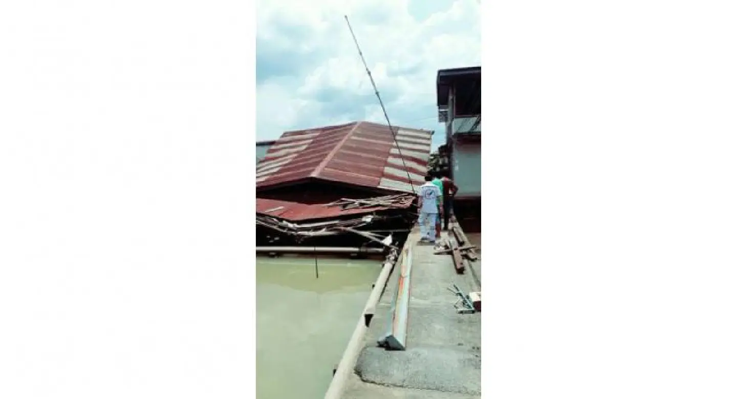Abandoned house collapses in Bangkok Abandoned house collapses in Bangkok
