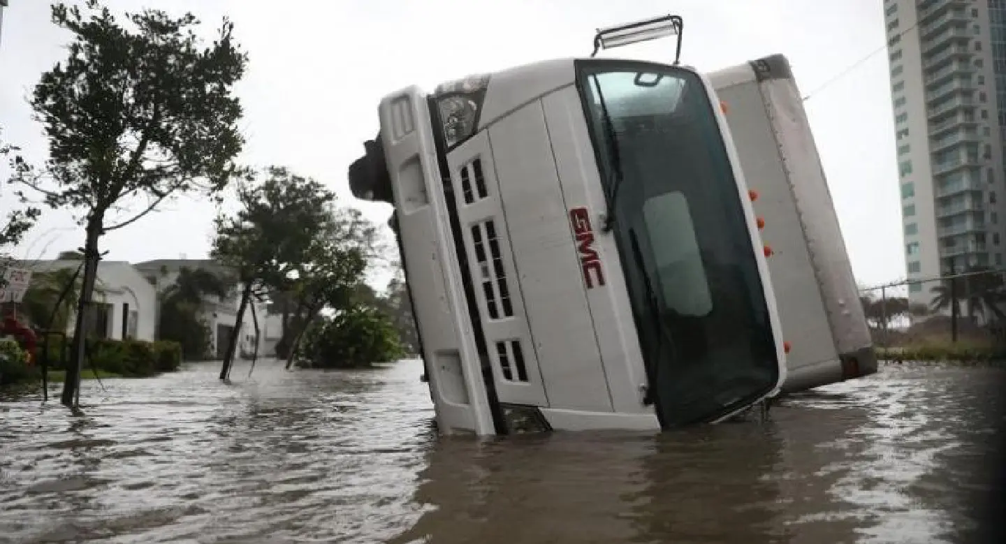 Cranes toppled in flooded Florida as Irma unleashes fury Cranes toppled in flooded Florida as Irma unleashes fury