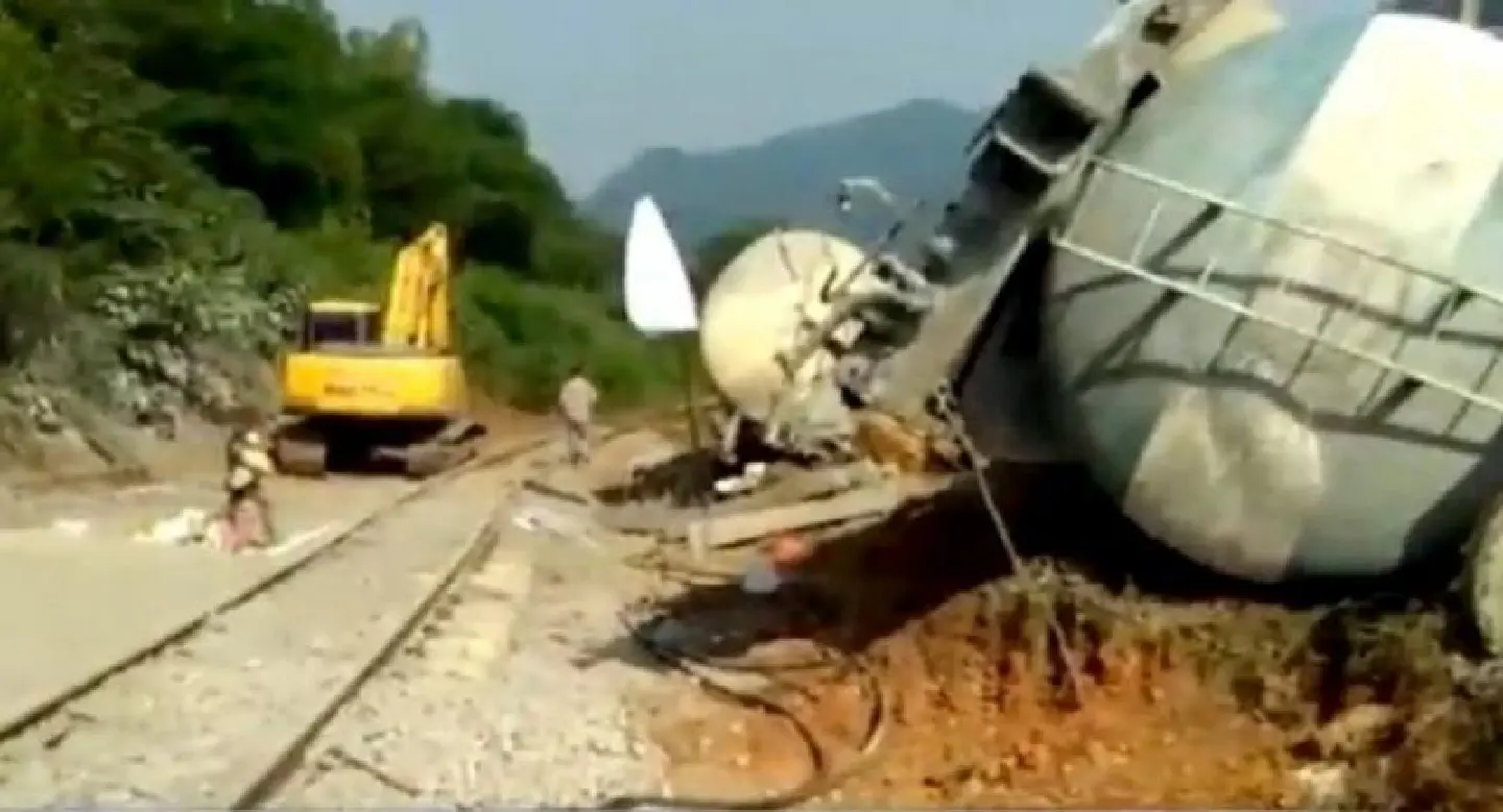 Saraburi railway curve too tight for train hauling cement Saraburi railway curve too tight for train hauling cement